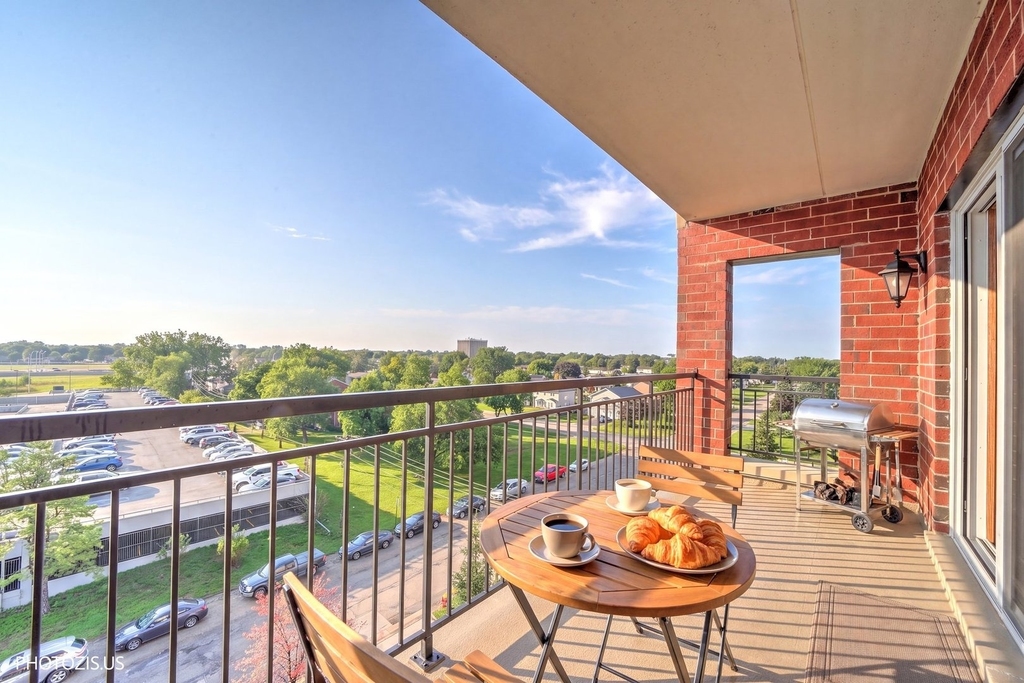 5555 N Cumberland Avenue - Photo 9