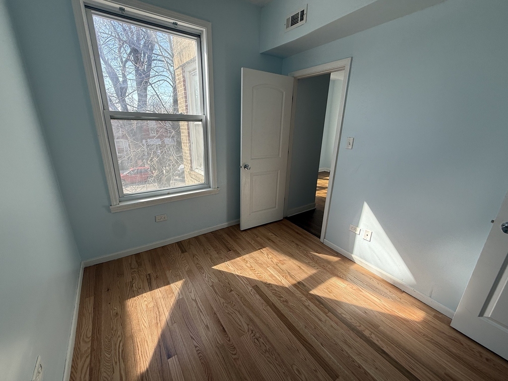 411 N Hamlin Avenue - Photo 5