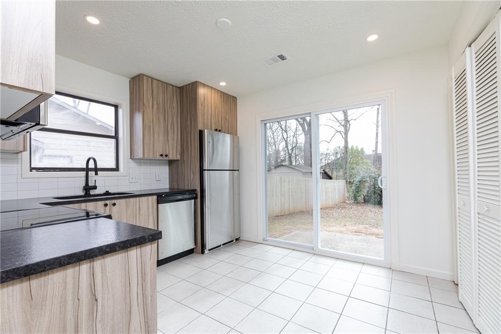 1601 Walker Street Se - Photo 4