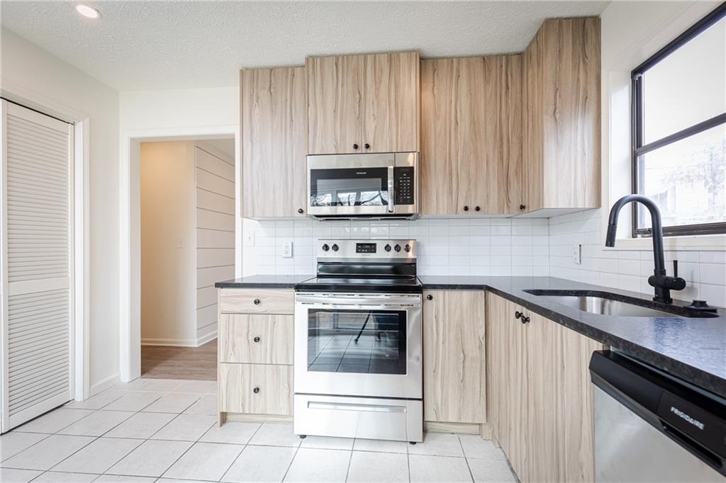 1601 Walker Street Se - Photo 3