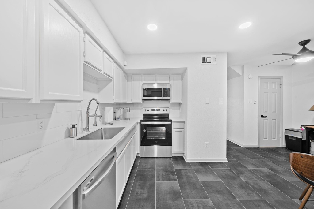 3831 Landmark Drive - Photo 6