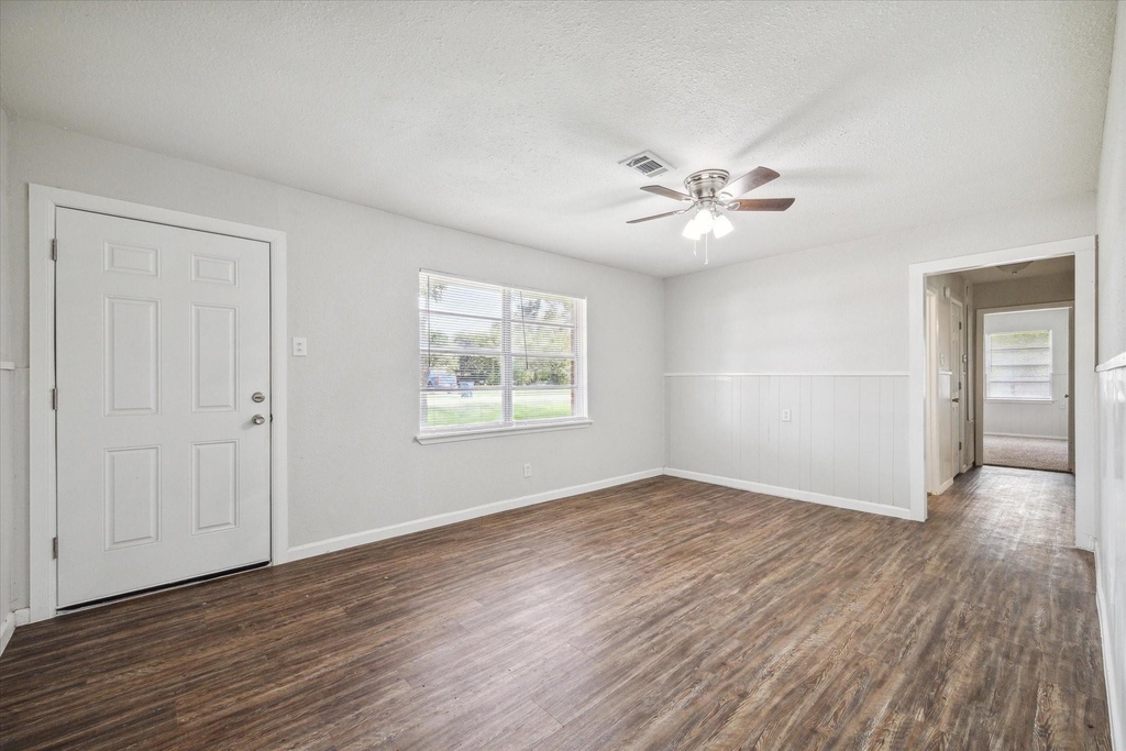 2331 32nd Avenue N - Photo 3