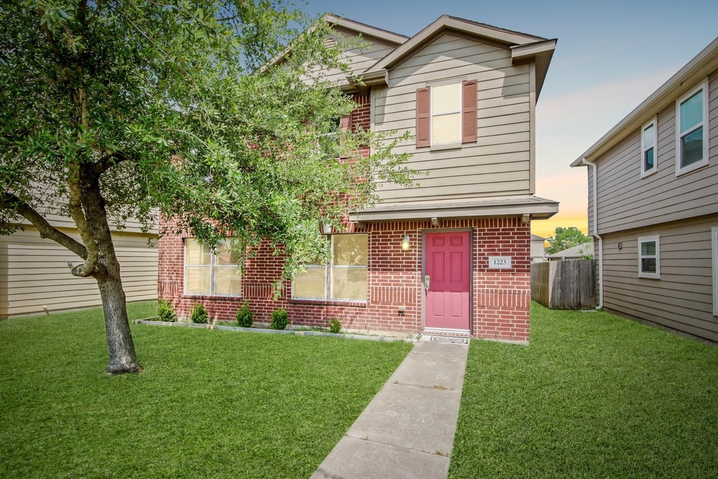 1223 Grassy View Drive - Photo 0