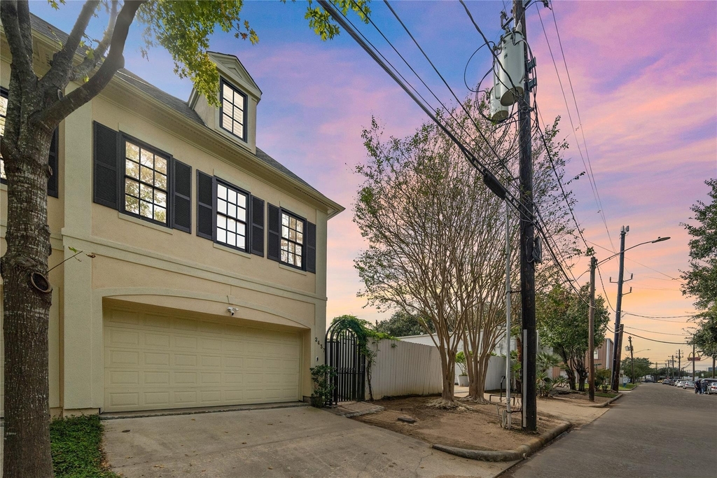 2437 North Boulevard - Photo 31