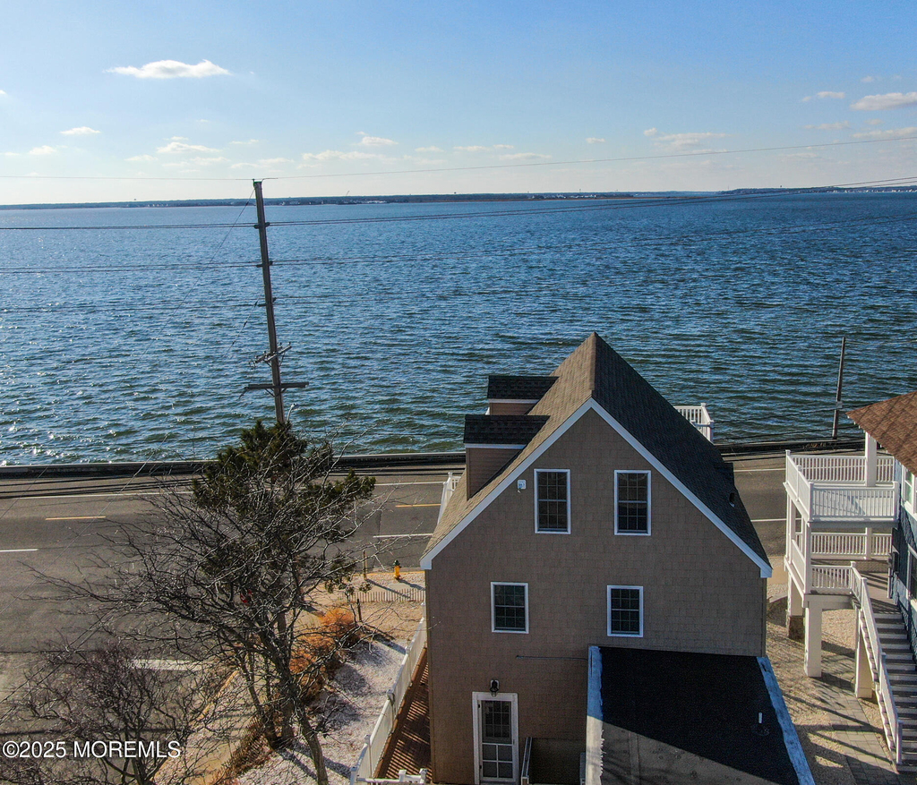 300 N Bayview Avenue N - Photo 2