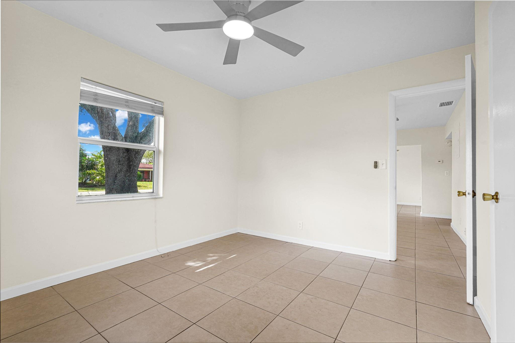 261 Ne 45th Street - Photo 35