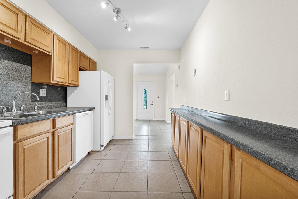 261 Ne 45th Street - Photo 21