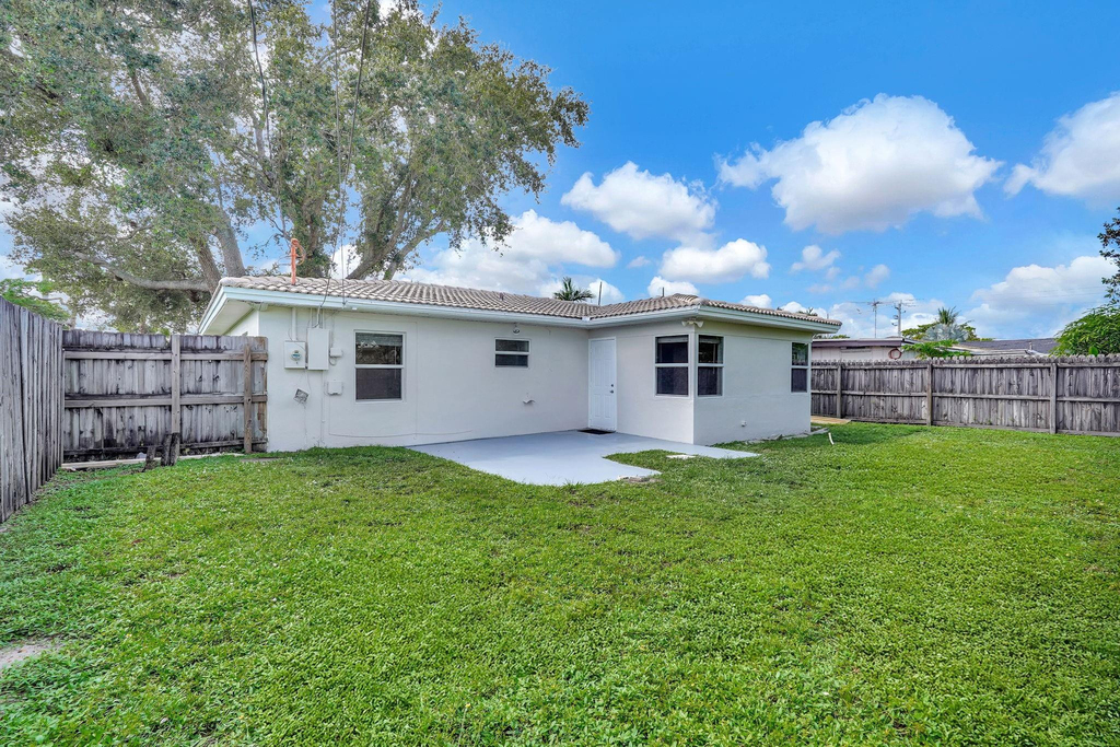 261 Ne 45th Street - Photo 2