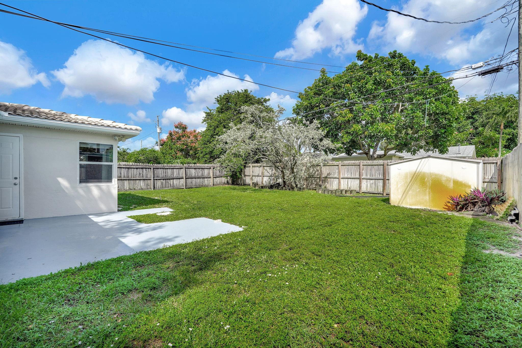 261 Ne 45th Street - Photo 46