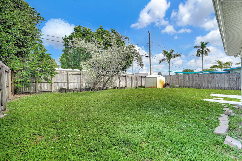 261 Ne 45th Street - Photo 3