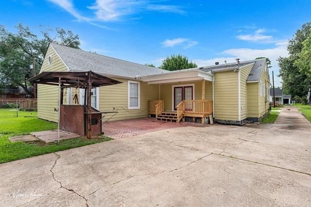204 Leo Avenue - Photo 3