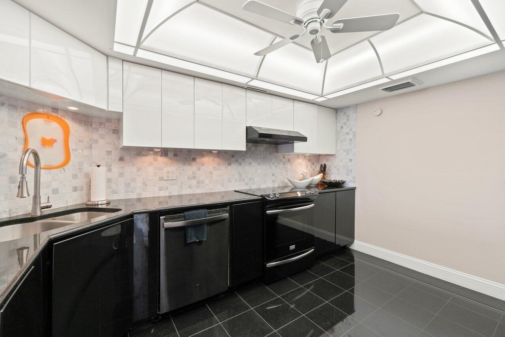 2400 Presidential Way - Photo 10