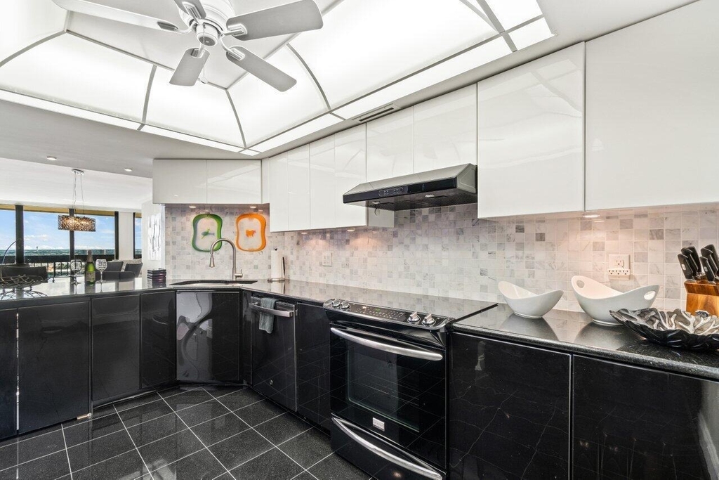 2400 Presidential Way - Photo 8