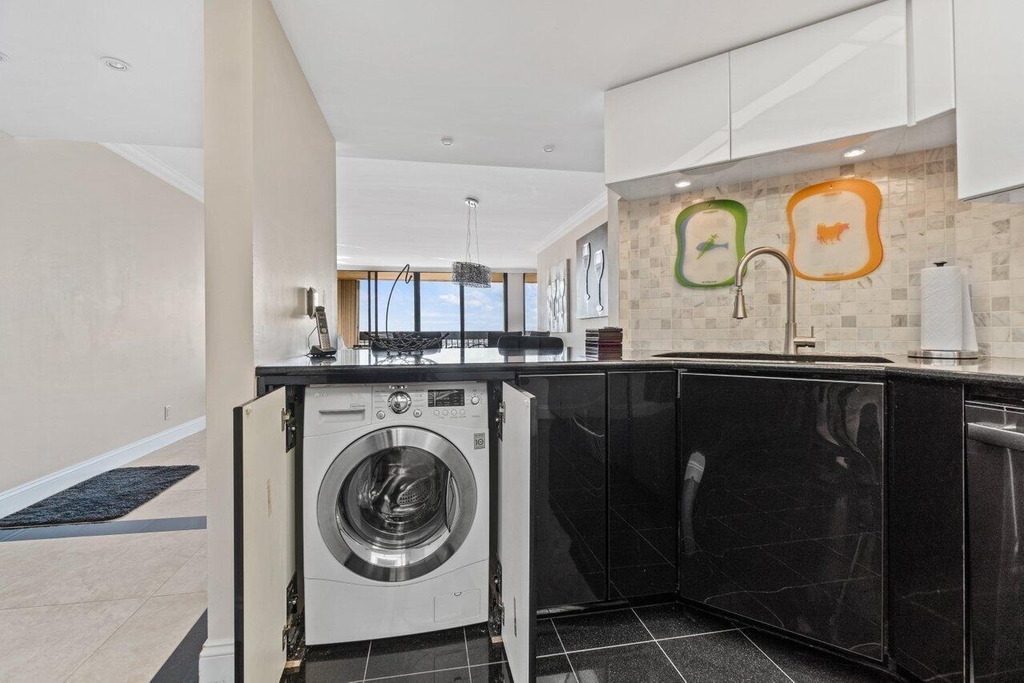 2400 Presidential Way - Photo 11