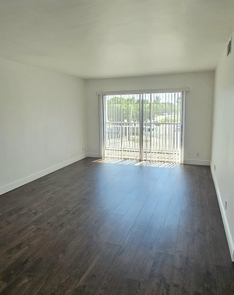 1501 Crescent Circle - Photo 2