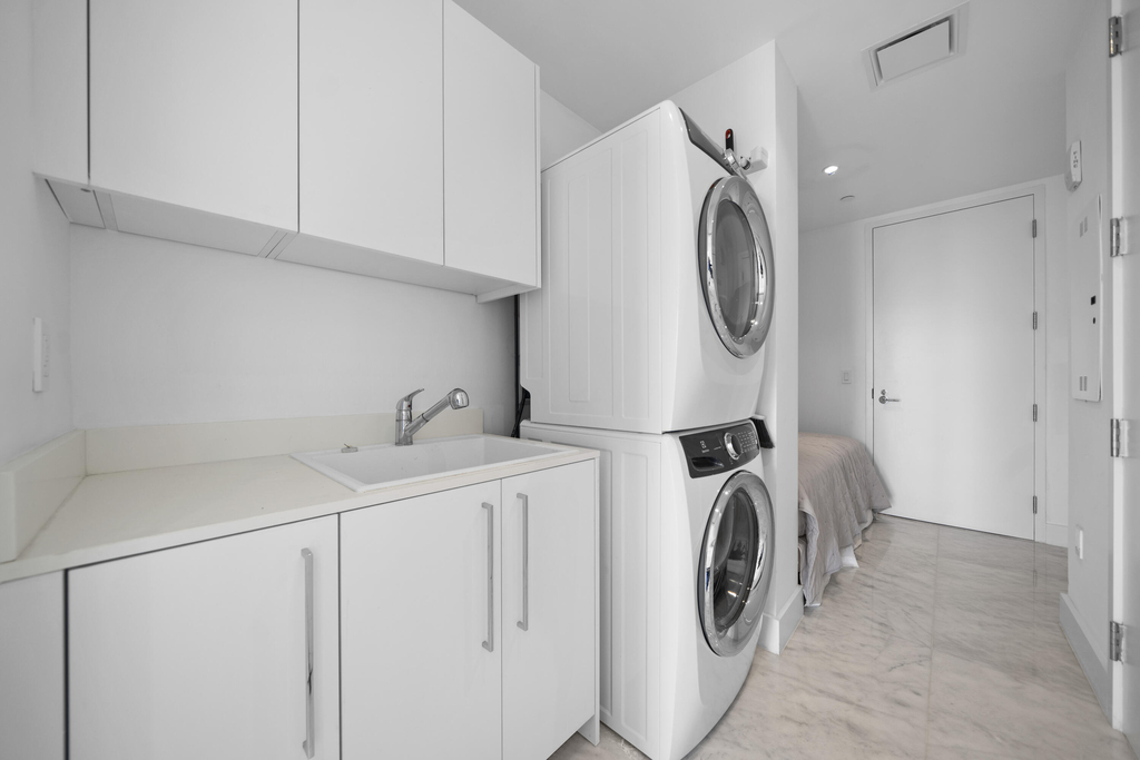 15701 Collins Avenue - Photo 31