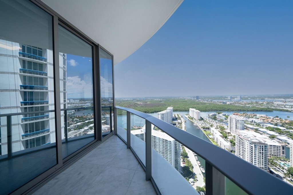 15701 Collins Avenue - Photo 23