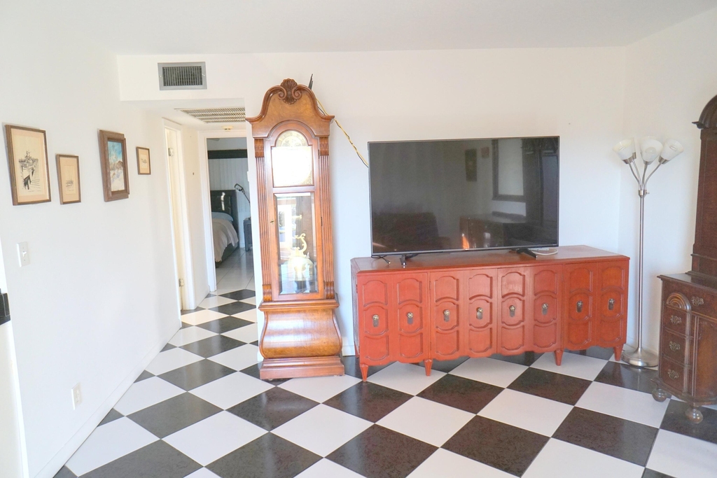 401 Southampton A - Photo 9