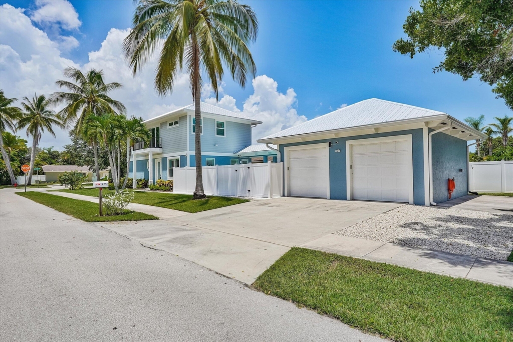 425 Hugh Street - Photo 3