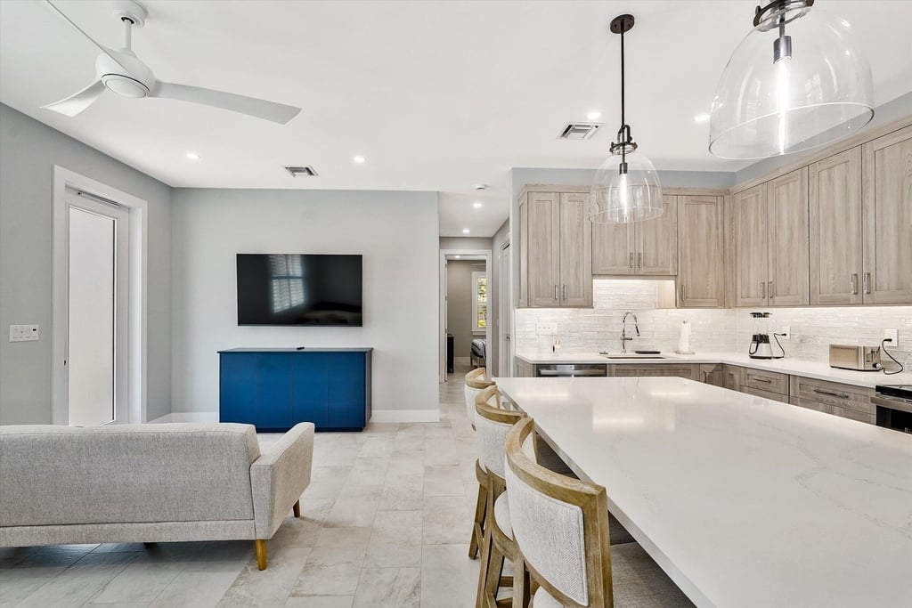 425 Hugh Street - Photo 12