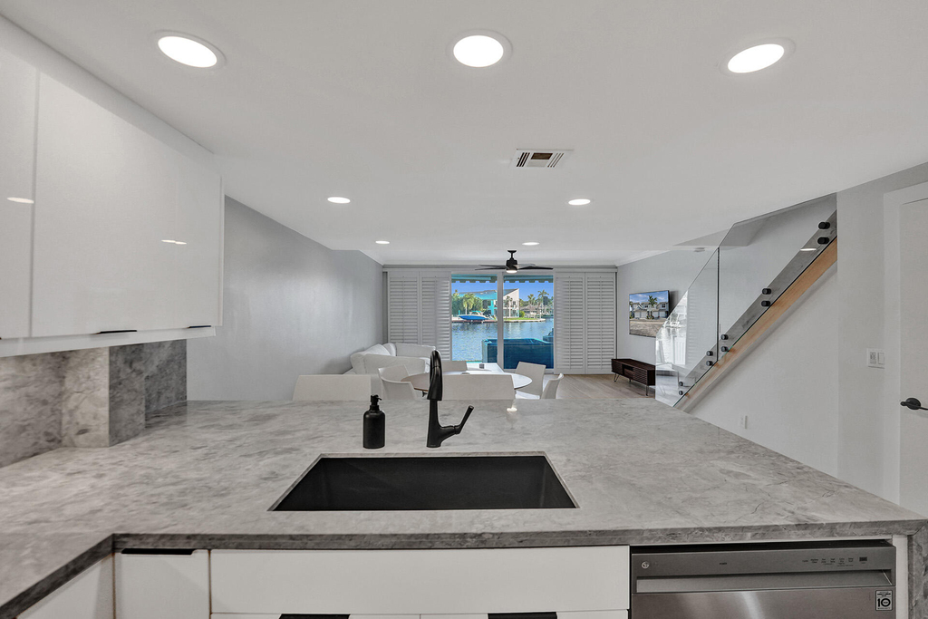 876 Jeffery Street - Photo 6
