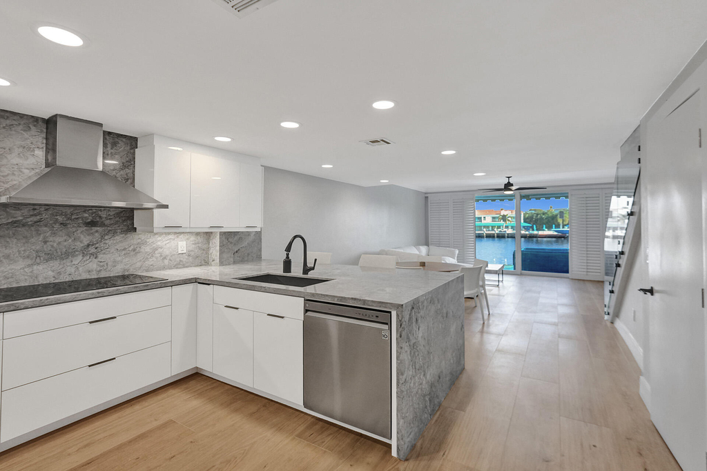 876 Jeffery Street - Photo 3