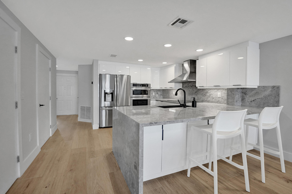 876 Jeffery Street - Photo 2