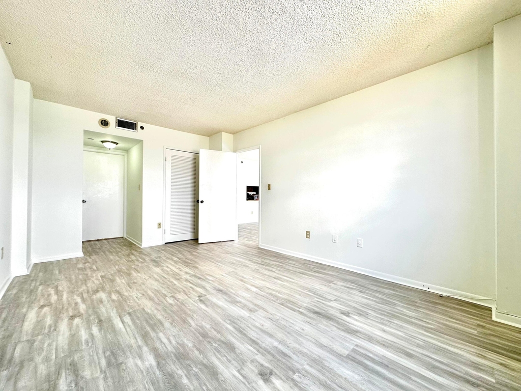 1470 Ne 123rd Street - Photo 3