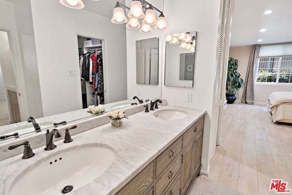 838 S Barrington Avenue - Photo 11
