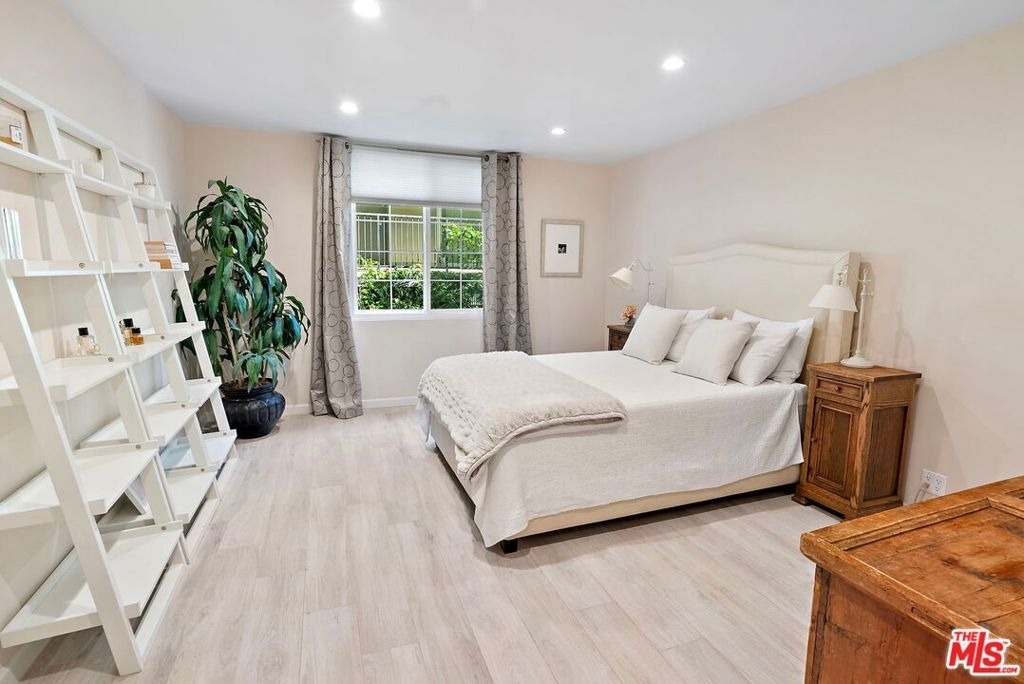 838 S Barrington Avenue - Photo 9
