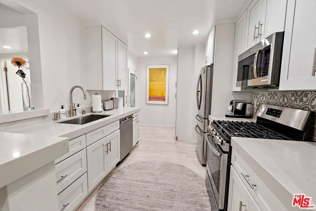 838 S Barrington Avenue - Photo 4