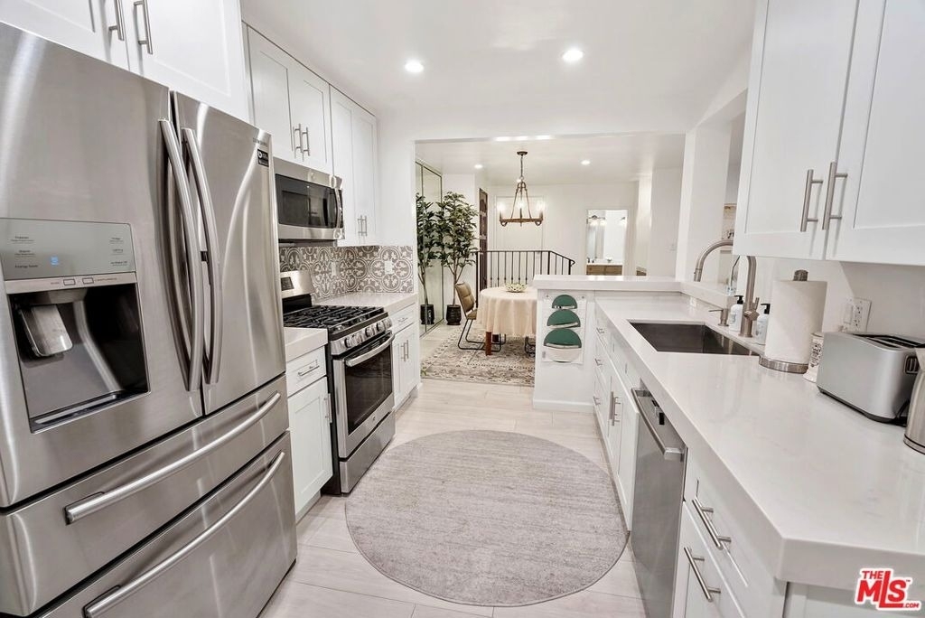 838 S Barrington Avenue - Photo 5