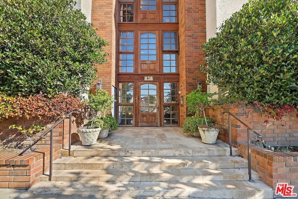 838 S Barrington Avenue - Photo 18