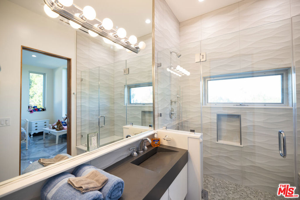 5900 N Winnetka Avenue - Photo 22