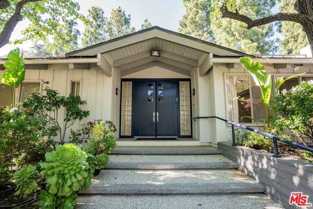 811 N Hillcrest Road - Photo 0