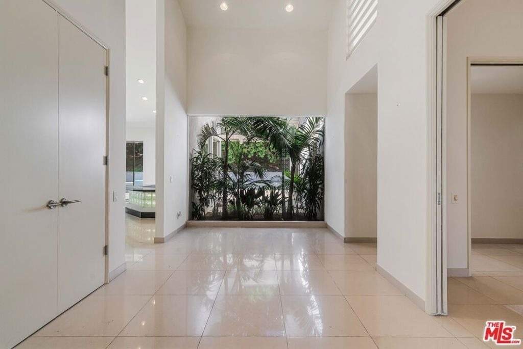 811 N Hillcrest Road - Photo 1