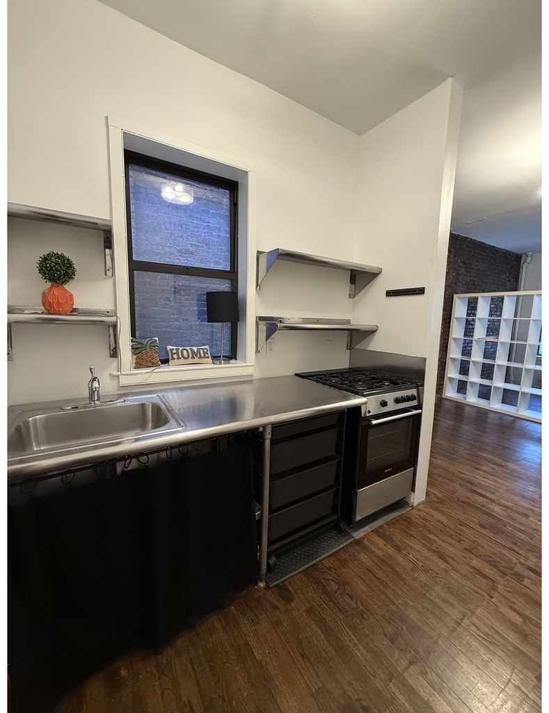 110 Thompson St - Photo 4