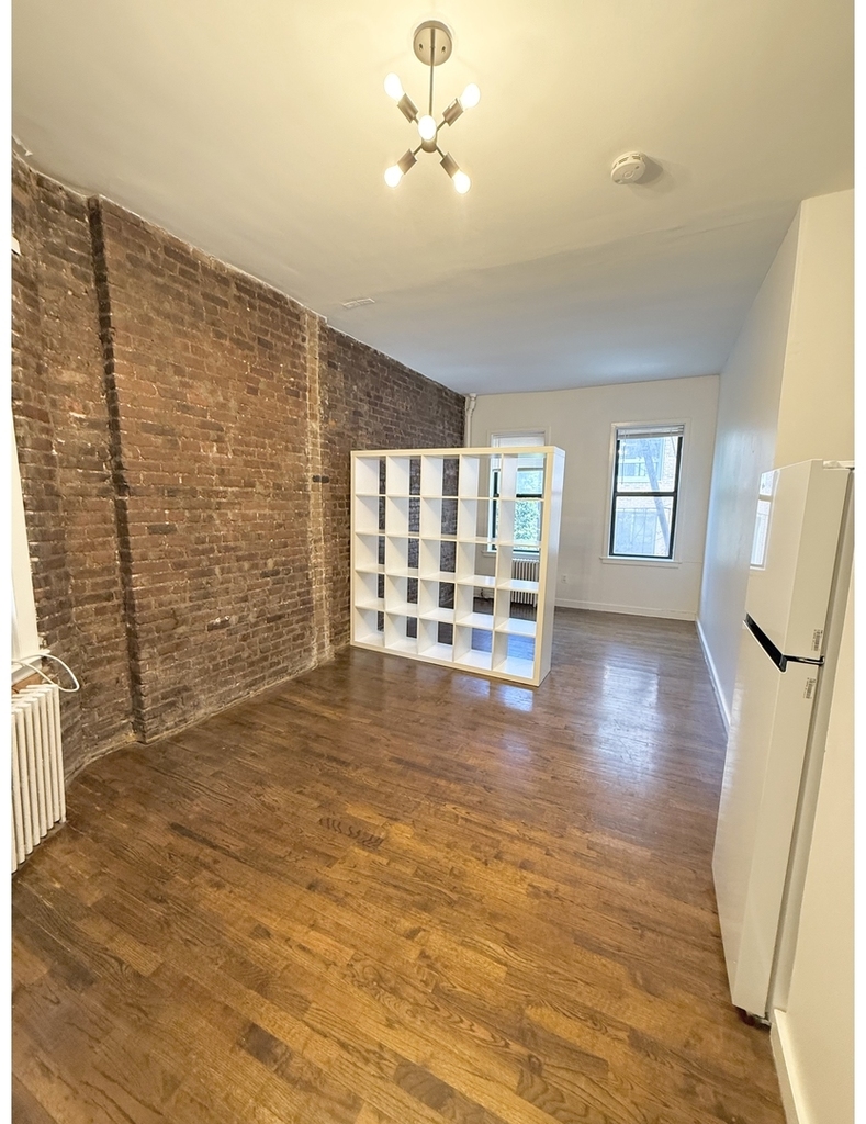 110 Thompson St - Photo 2