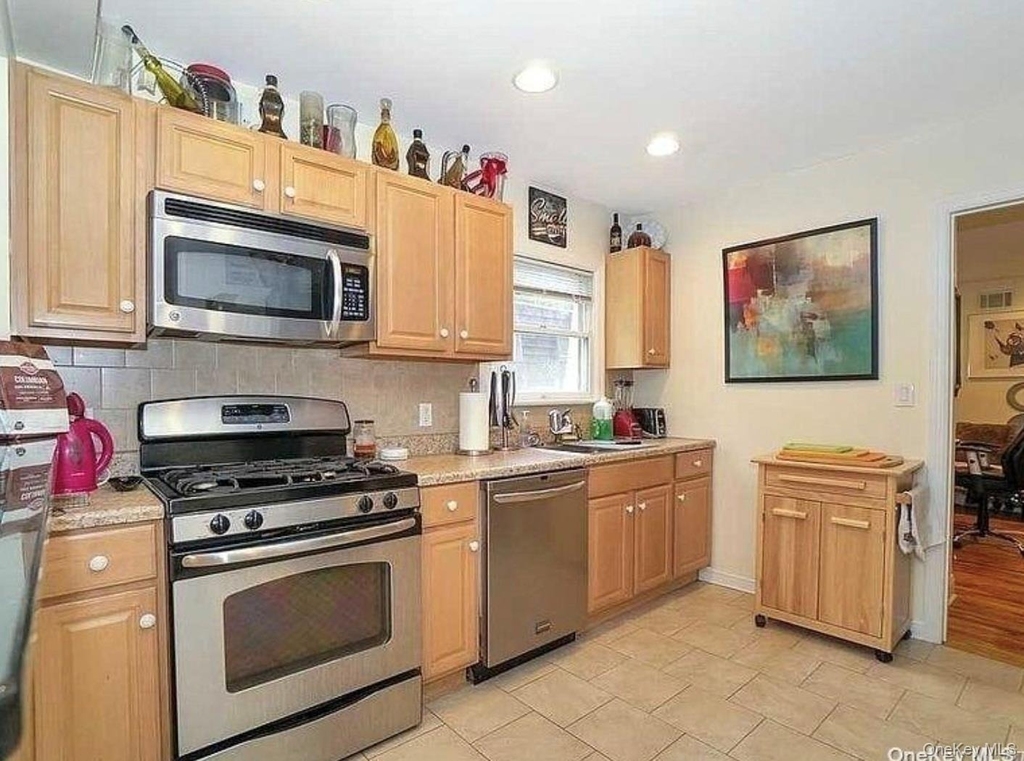 1012 Old Northern Boulevard - Photo 3