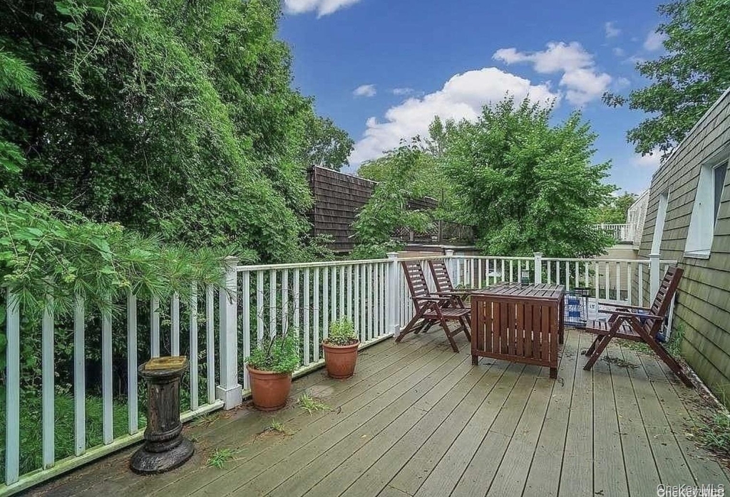 1012 Old Northern Boulevard - Photo 6