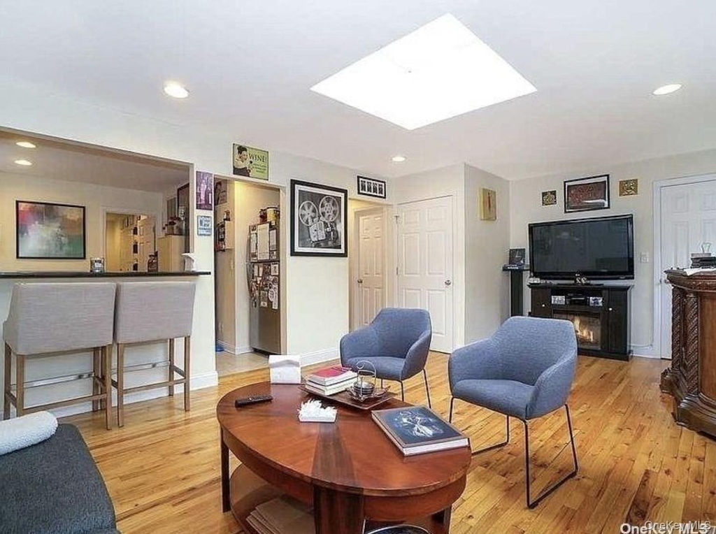 1012 Old Northern Boulevard - Photo 2