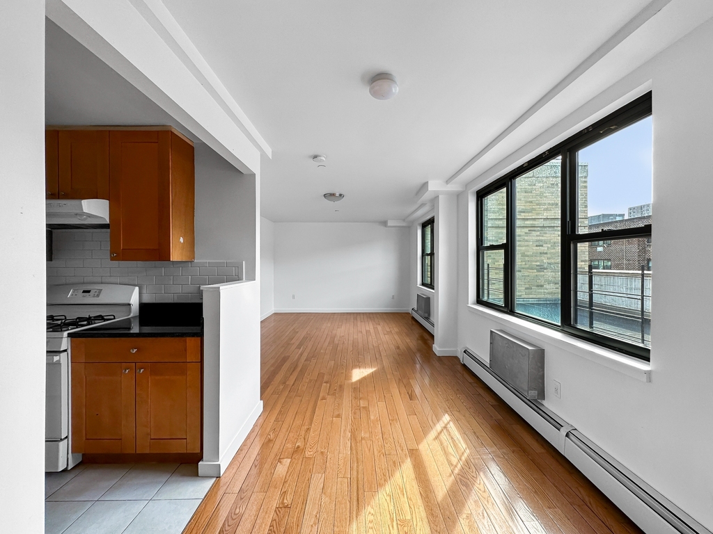 E 147th St - Photo 2