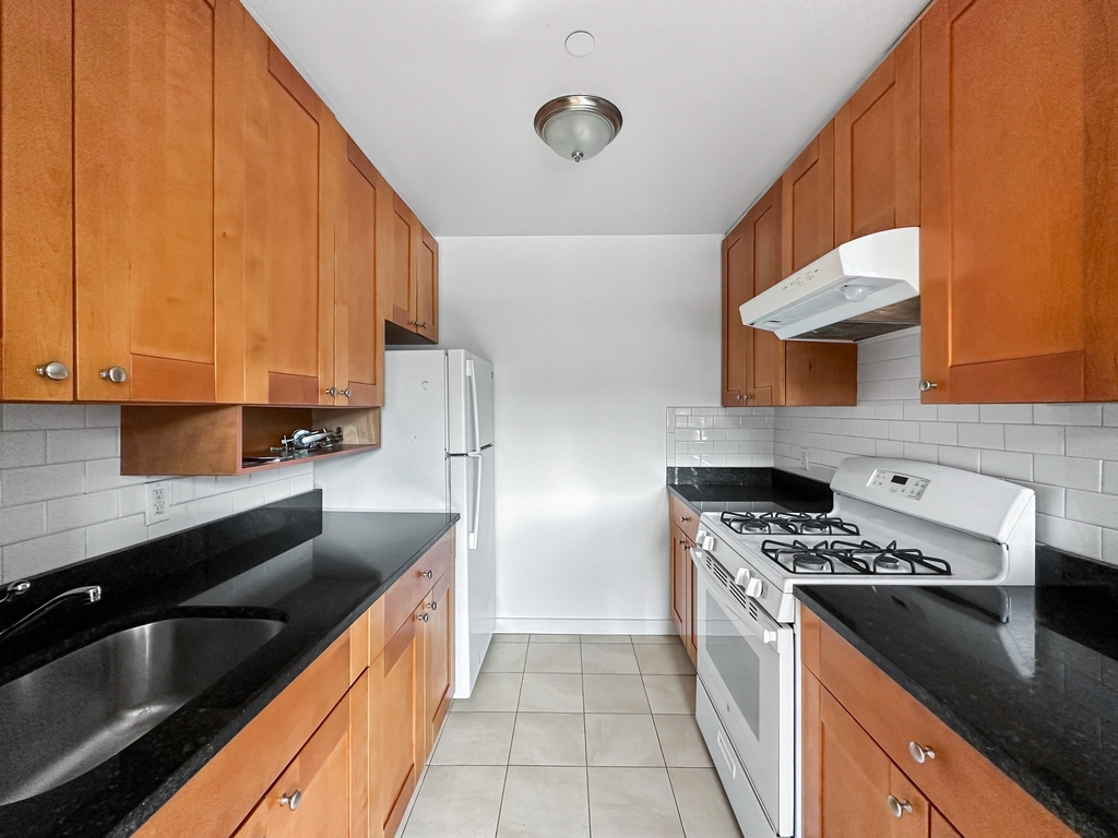 E 147th St - Photo 3