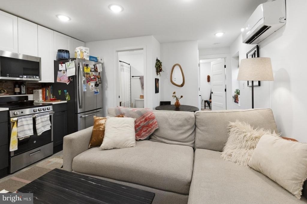 212 Catharine Street - Photo 2