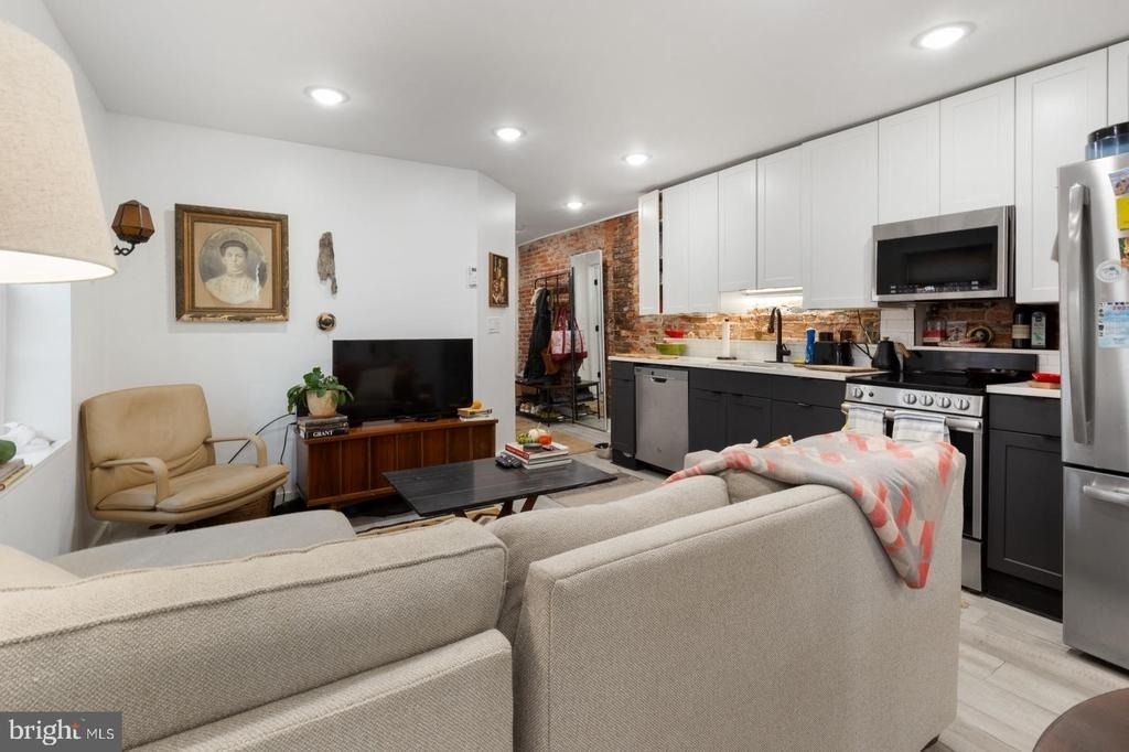 212 Catharine Street - Photo 3