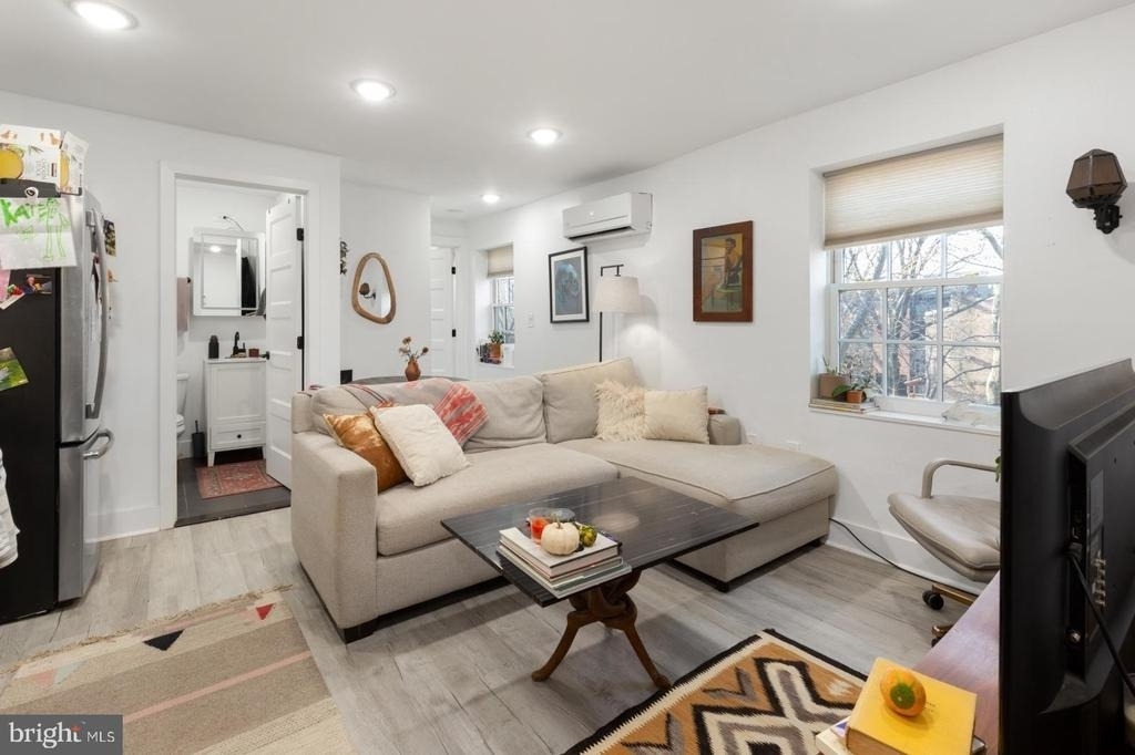 212 Catharine Street - Photo 1