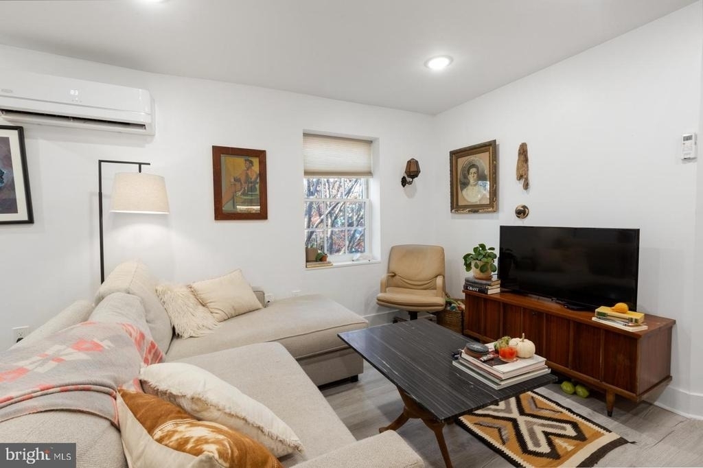 212 Catharine Street - Photo 0