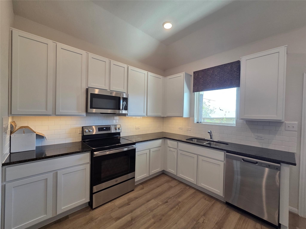 8902 Grand Western - Photo 18
