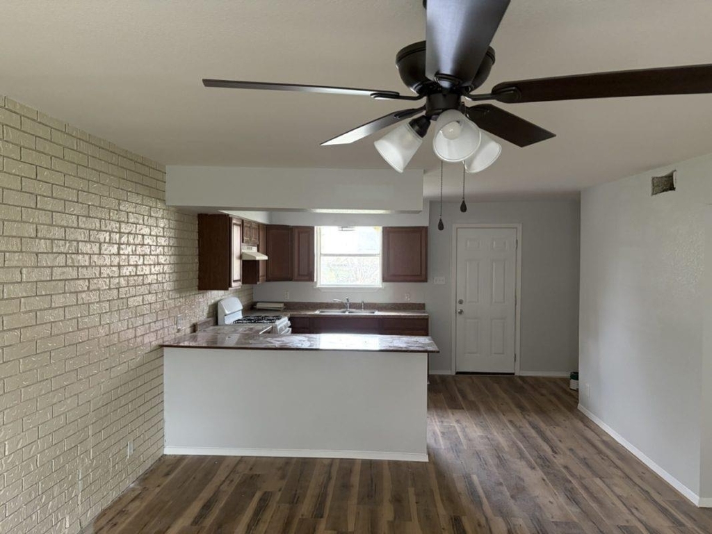 606 W 4th St - Photo 2