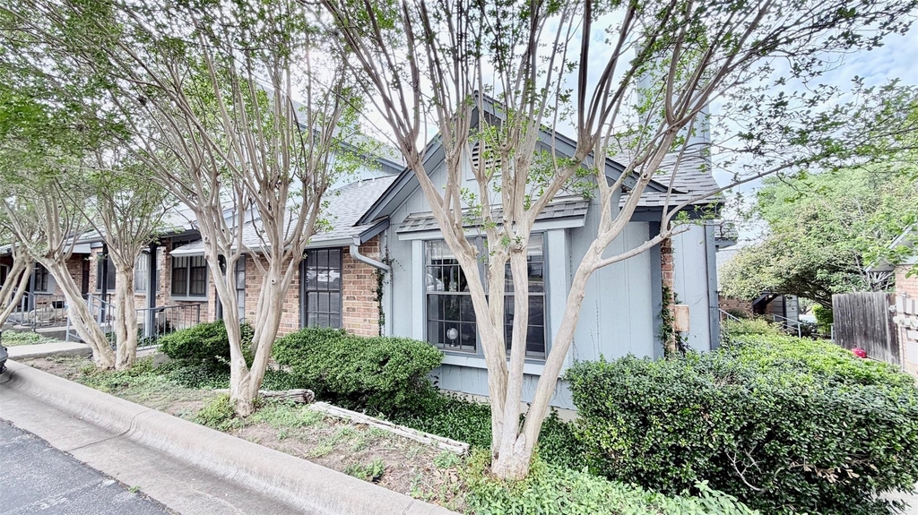 1411 Gracy Farms Ln - Photo 2